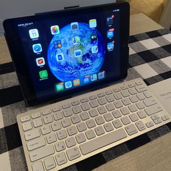 Excellent Anker Bluetooth Keyboard  - LIKE NEW 
