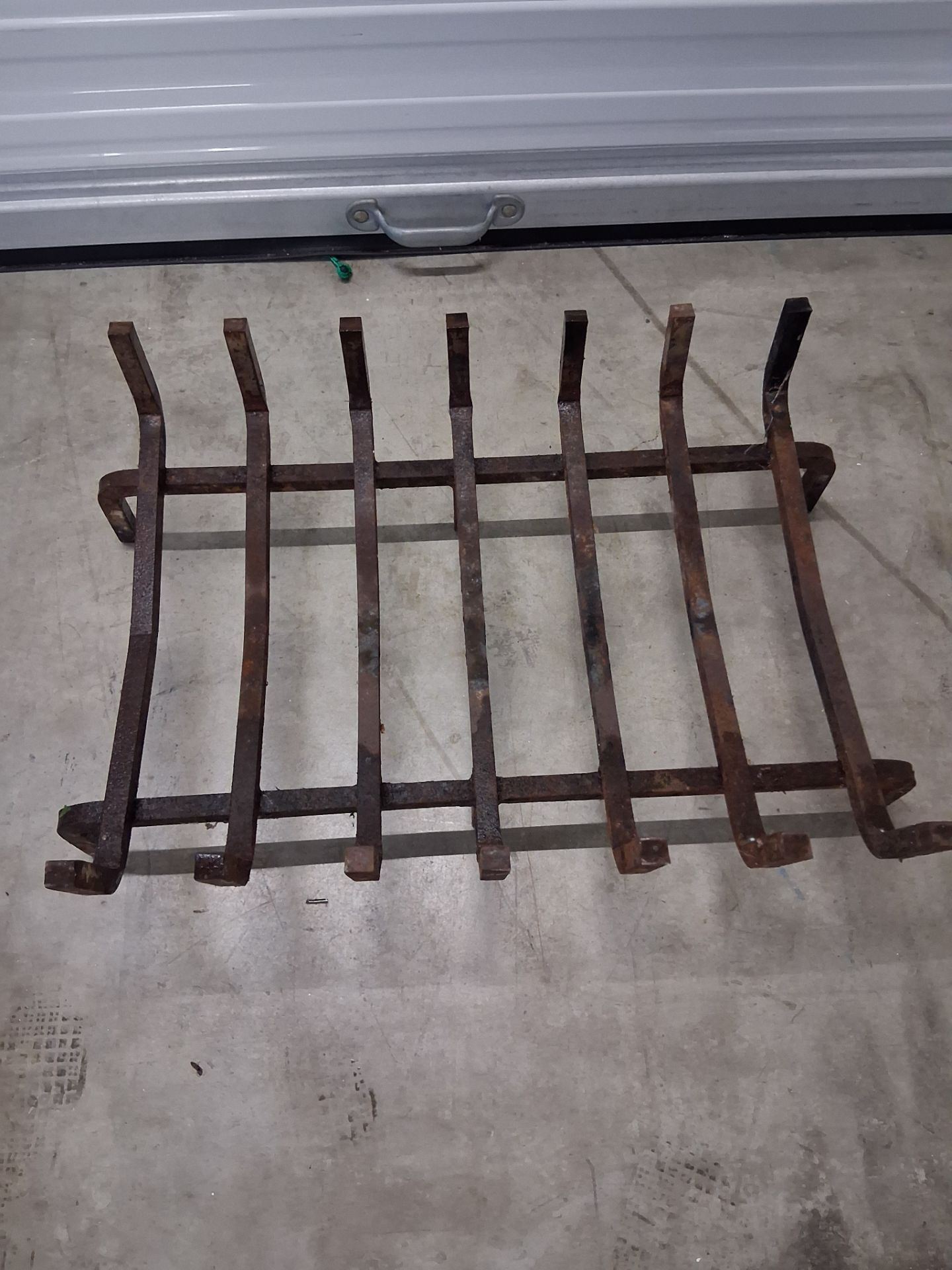 Fireplace or barbecue grill, reduced
