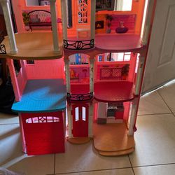 Doll House 30 Or Best Offer In Nice Conditions With Some Accessories And Dolls