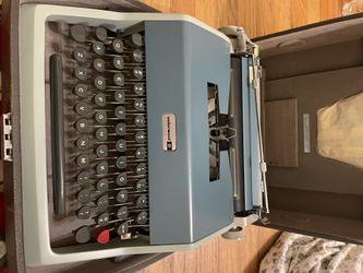 Underwood 21 Typewriter With Case