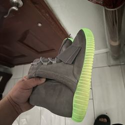 Yezzy 750 glow sz9.5