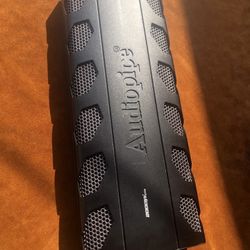 2,000 Watt Audiopipe Amplifier