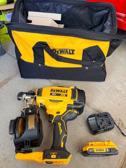 DEWALT DCN45RND1 20V MAX XR 15-Degree Coil Roofing Nailer Kit