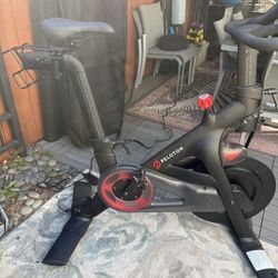 Peloton Bike - Excellent Condition - Fully Functional