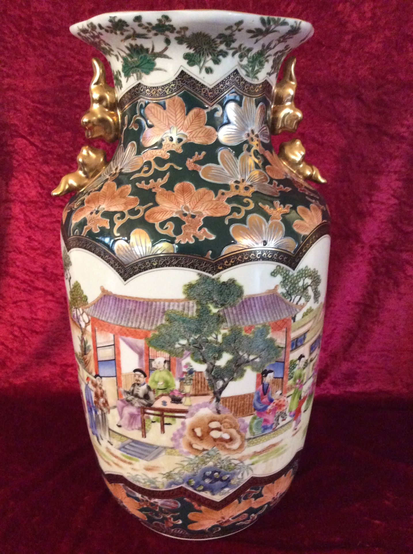 Superb Vintage Chinese Porcelain Vase Highly Detailed