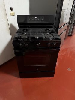 GE 5-burner gas stove in perfect working condition. Delivery and installation available with a 3-month warranty.