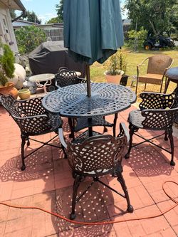 Cast Aluminum Outdoor table set of 5 the umbrella is not included