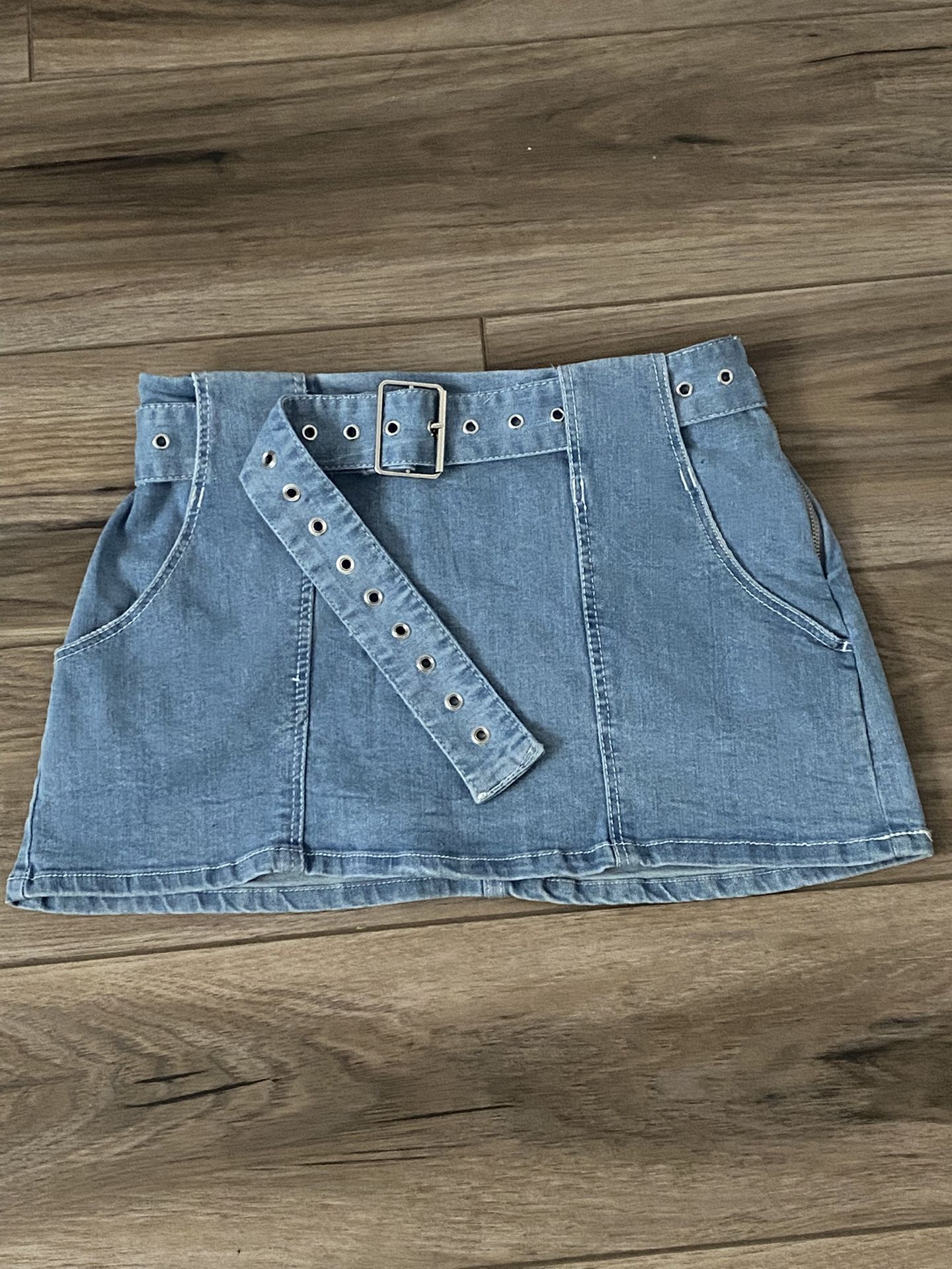 Love Tree Denim Mini Skirt w/Belt - Size Medium