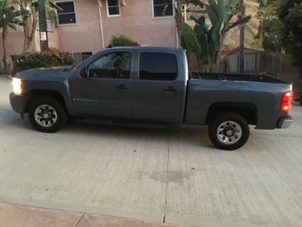 2009 Chevy Silverado crew cab,immaculate shape,all service history,well maintained,super nice truck,popular engine size,registered with clean title