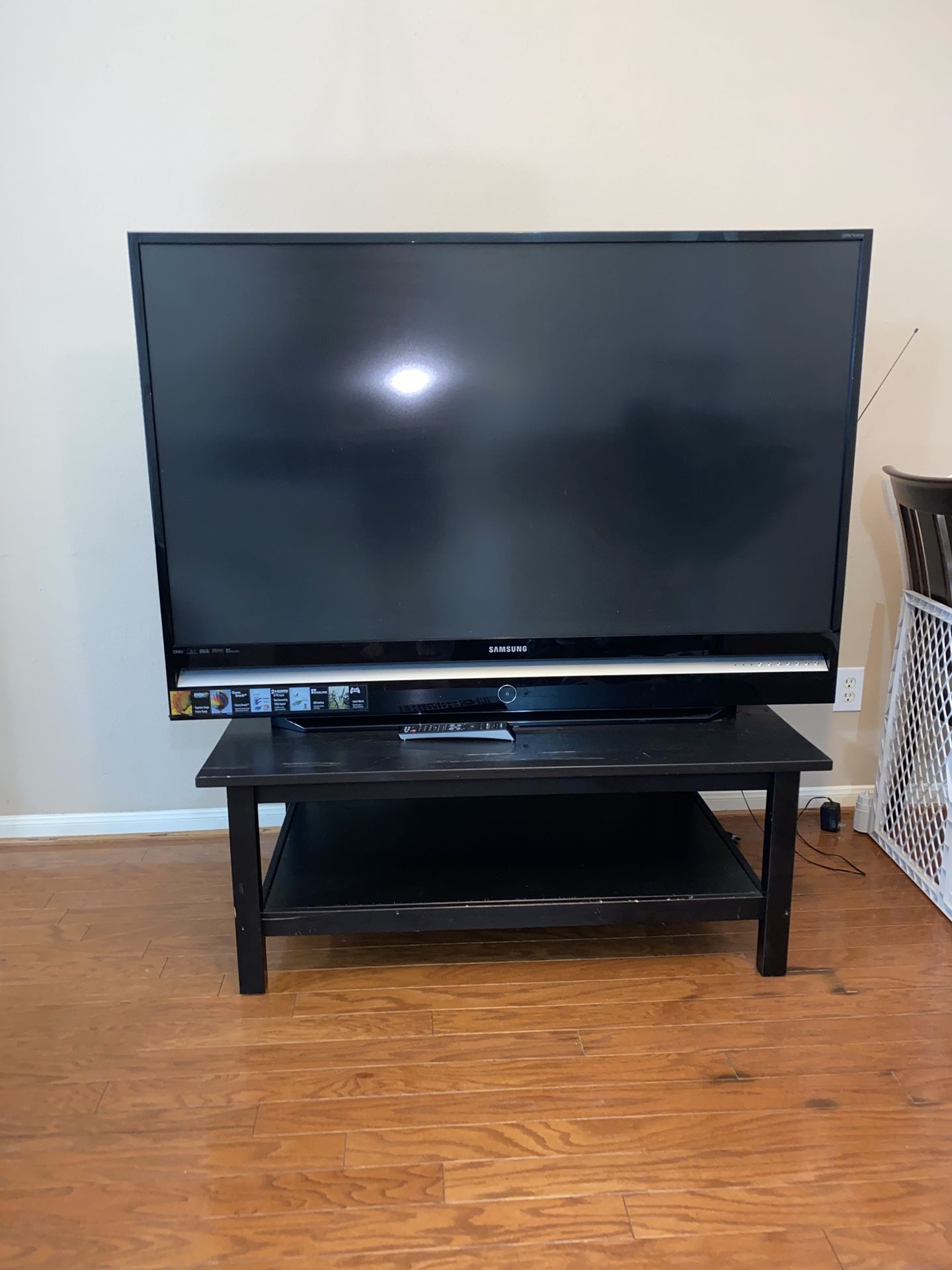 Samsung 61” DLP DNle 1080p TV w: Stand And Antenna