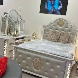 Vendo elegante set de cuarto, Size (Queen/King). Nuevo