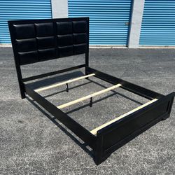 Delivery Available! Queen Black Modern Bed Frame Set with Headboard Footboard Side Rails and Support! Some cosmetic wear. 