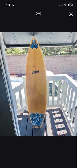 Surfboard with fins and leash