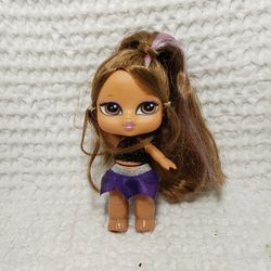 Bratz Babyz doll Yasmin 5" brown hair with a streak of purple . 