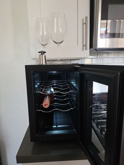 Wine Enthusiast 6-Bottle Wine Cooler – Excellent Condition