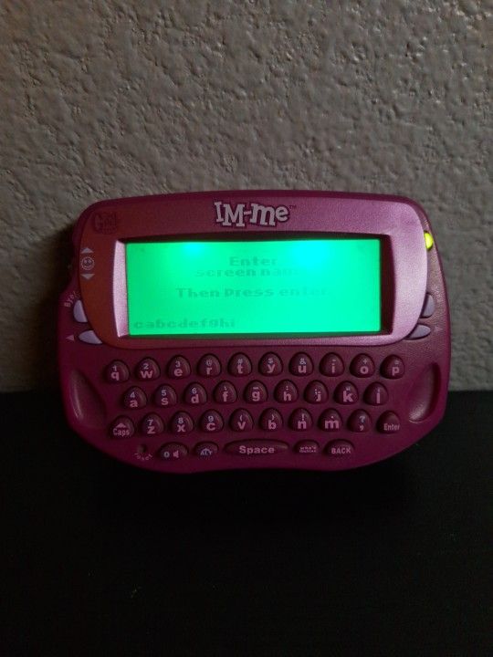 IM ME Handheld Wireless Instant Messaging System Pink Radika Girl Tech Tested