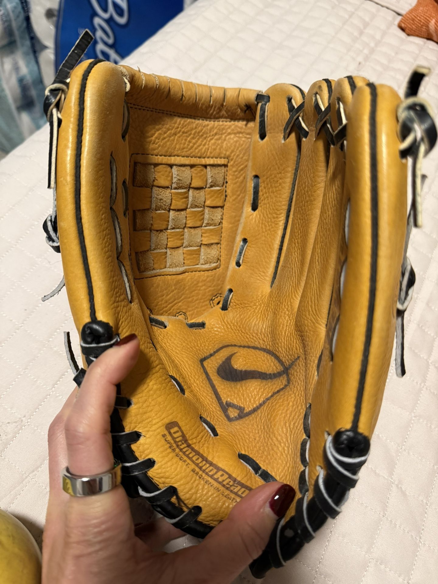 Girls Nike Softball Glove Great Condition