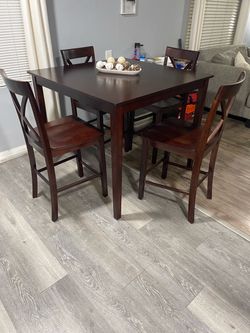 BEAUTIFUL SOLID WOOD TABLE AND 4 CHAIRS – LIKE NEW
