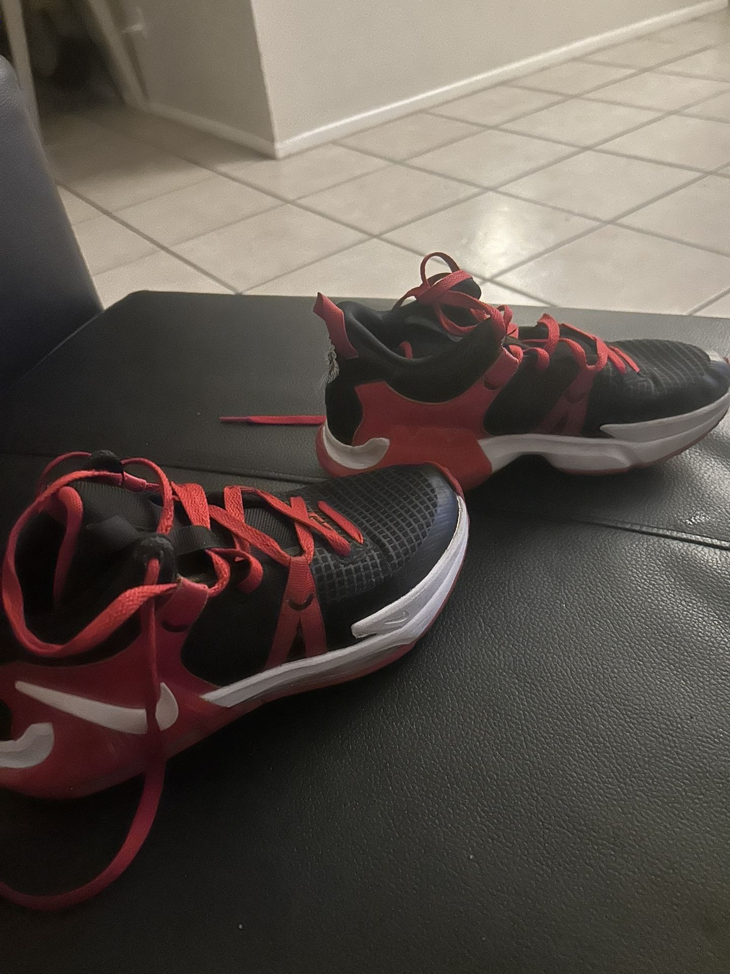 Nike black and white tennis shoes