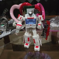 Hasbro Transformers War for Cybertron Ratchet Deluxe Class