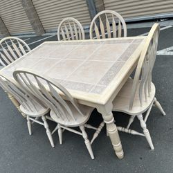 Tile-top dining table with 6 spindle-back chairs/ Mesa con mosaico arriba y 6 sillas