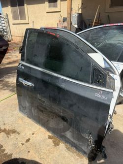 2013 / 2019 Nissan Sentra Right passenger front door