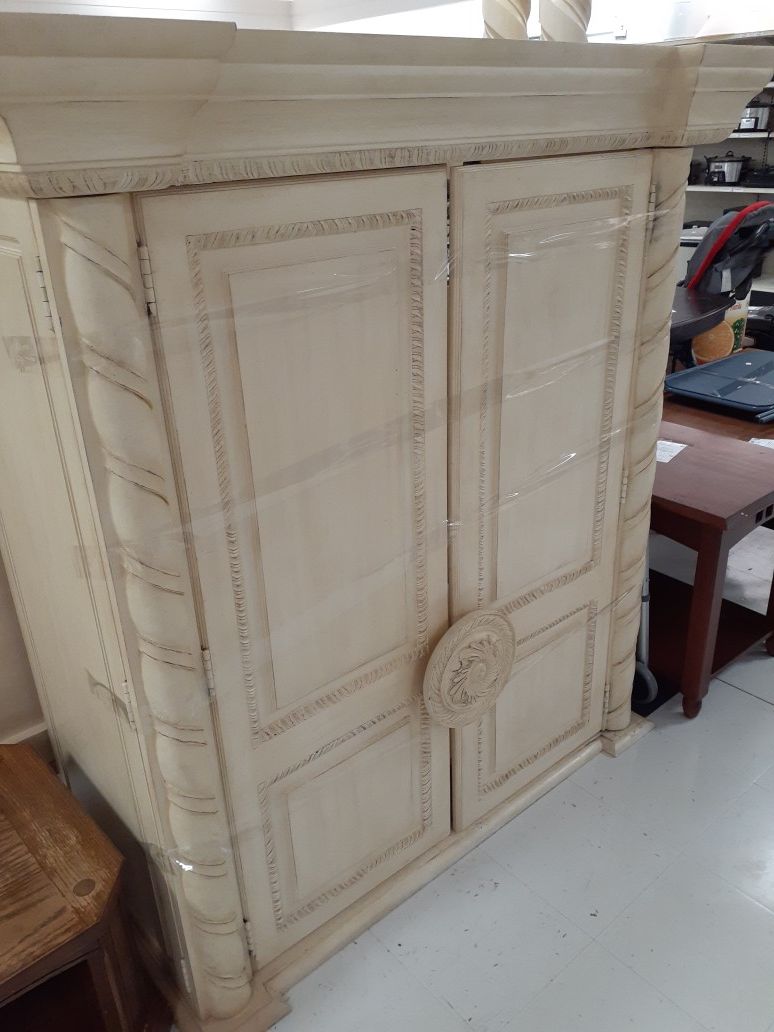 Cassimore North Shore pearl silver panel bedroom set