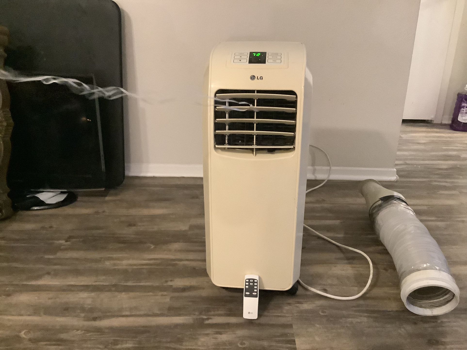 PORTABLE AC UNIT WITH REMOTE CONTROL 