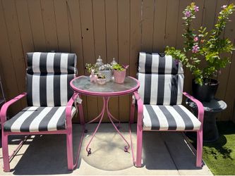 Out door chairs and patio table for only 150 for the whole set