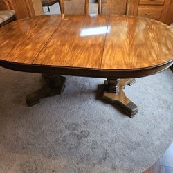 Nice Dining Room Set Table Cgairs Hutch and Buffet. 