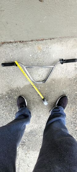 USED BMX BARS  THERE A LITTLE CRUCKET BUT CAN BE FIXIED HABLO ESPAÑOL  THEY WERE ON A DYNO BIKE THEY ARE DYNO BARS