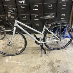 Nice Specialized Crossroads Womens bike 