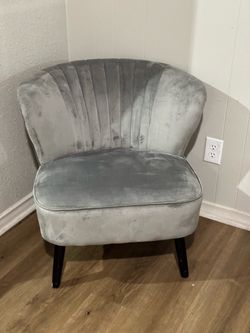 Gray Velvet Accent Chair – Excellent Condition