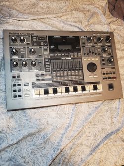 Roland MC-505 Groovebox music production station