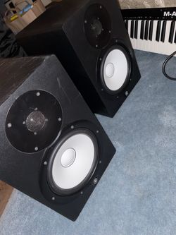 2 Yamaha HS8 Speakers