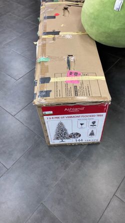 Ashland 7.5 ft Pre-Lit Vermont Flocked Christmas Tree