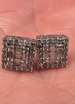10 K Earring With Diamonds 💎