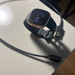 ⌚️🏃🏽‍♂️Fitbit Versa 3 – Good Condition - Charger Included $80 OBO