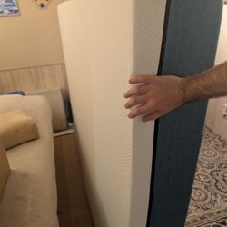 Queen Mattress with Cover- Memory Foam - Lightly Used - Molblly