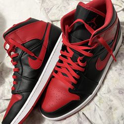 Nike Jordan 1mid Sz 12