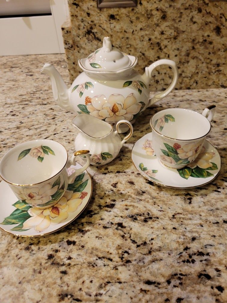 Allyn Nelson Tea Cups , Saucers & Teapot