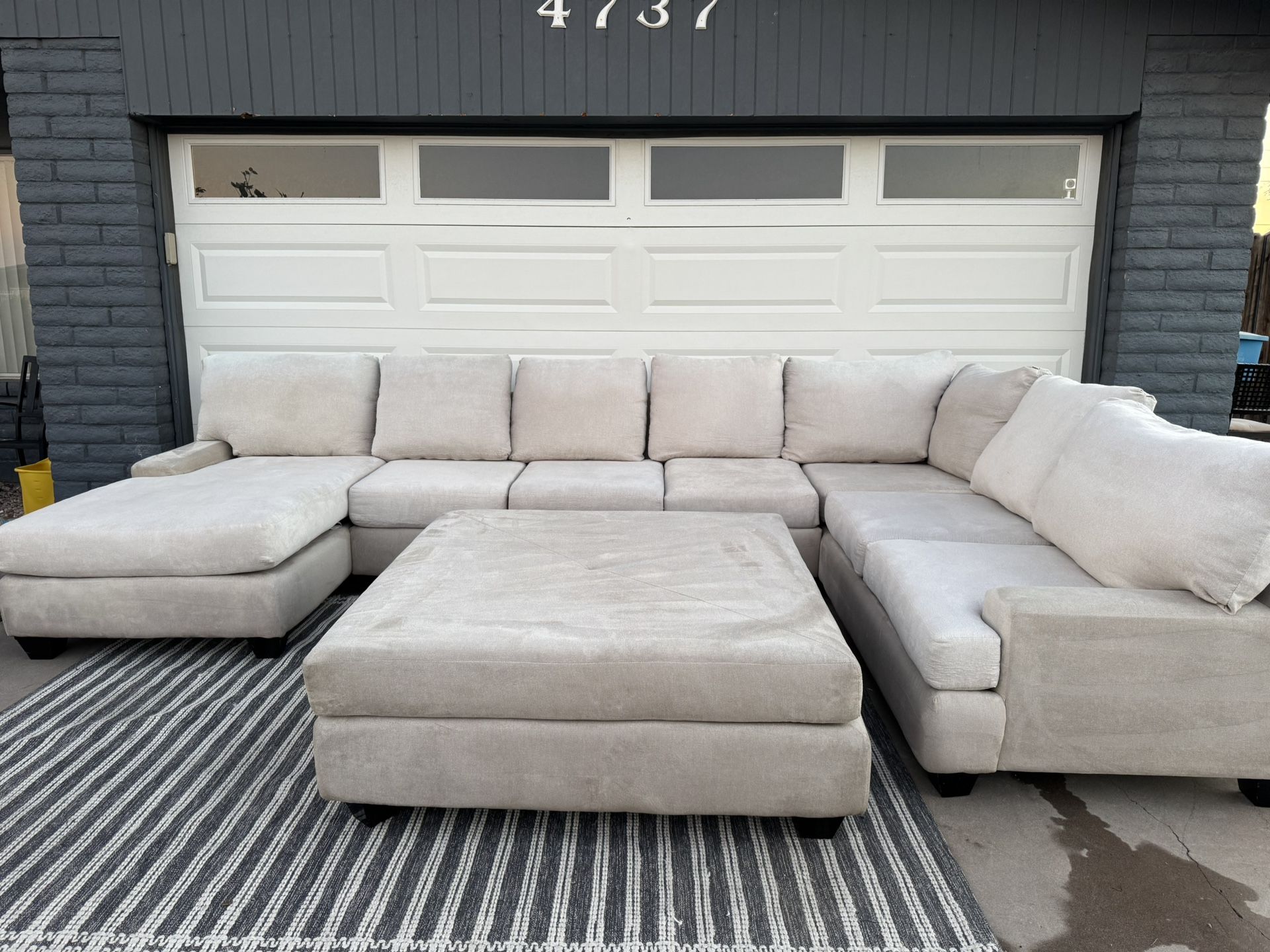 Living Spaces Light Gray Sectional Sofa Couch Sala Ottoman