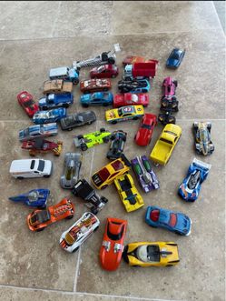 I Hot Wheels  40 pieces. 20 a bag