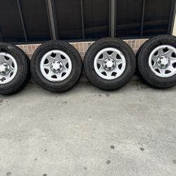 Stock 17 Chevy Silverado $420 llantas 265 70 17  en buenas condiciones