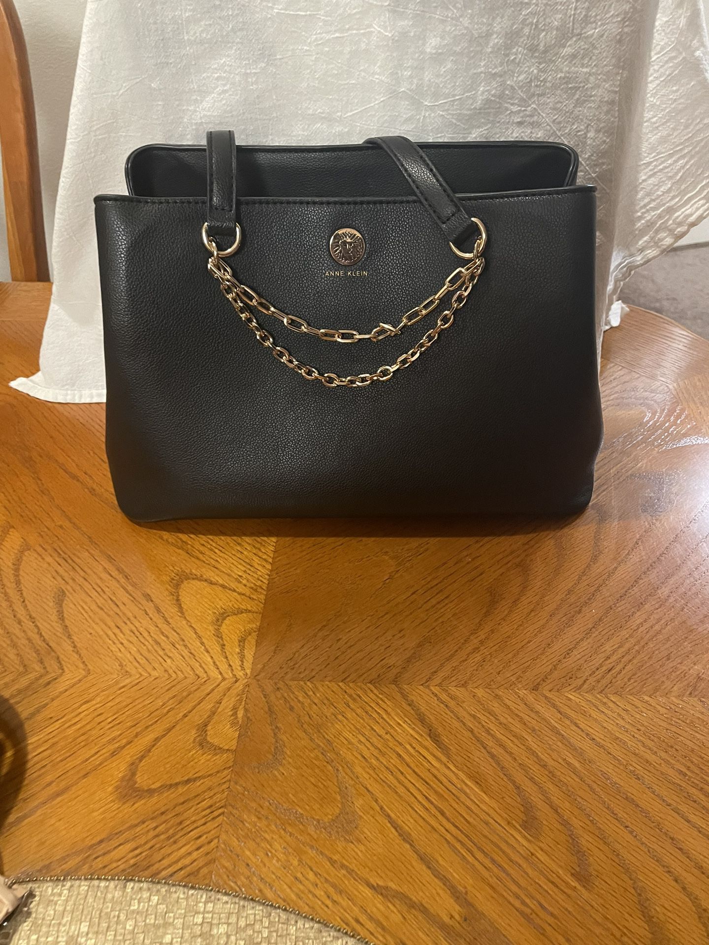 Beautiful Black And Gold Anne Klein Hand Bag
