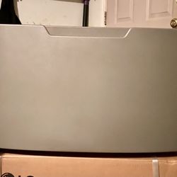Washer/dryer pedestal with drawer