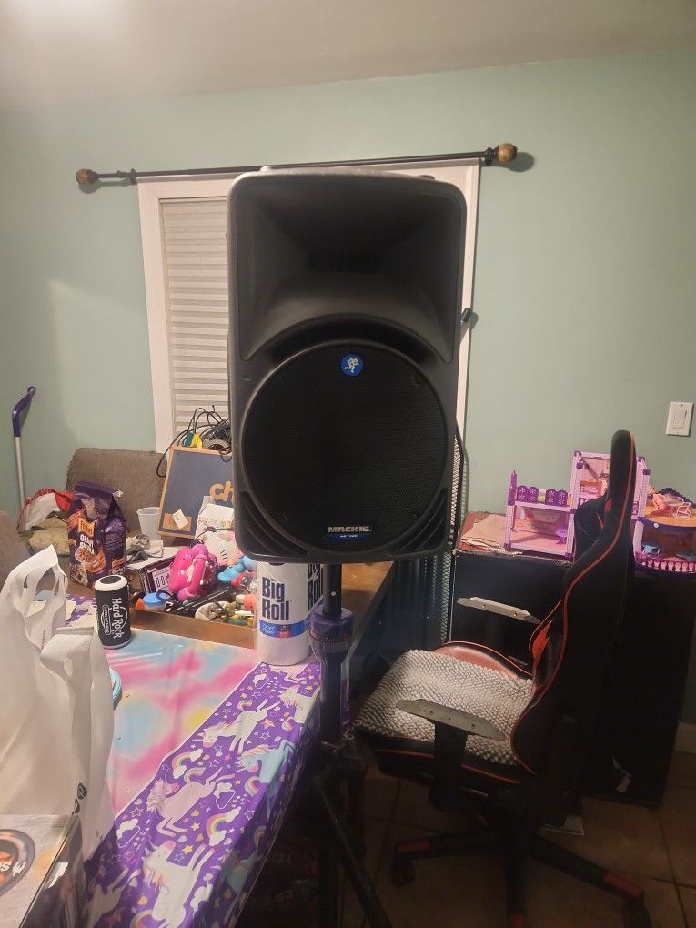 MACKIE speaker and stand