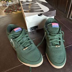 Nike Booker Flagstaff Size 11 Brand New. 