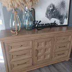Broyhill dresser with 9 drawers