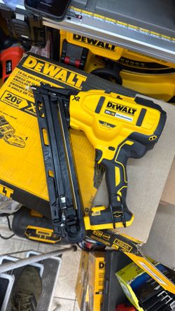 Dewalt 20v 15 ga angle finish nailer